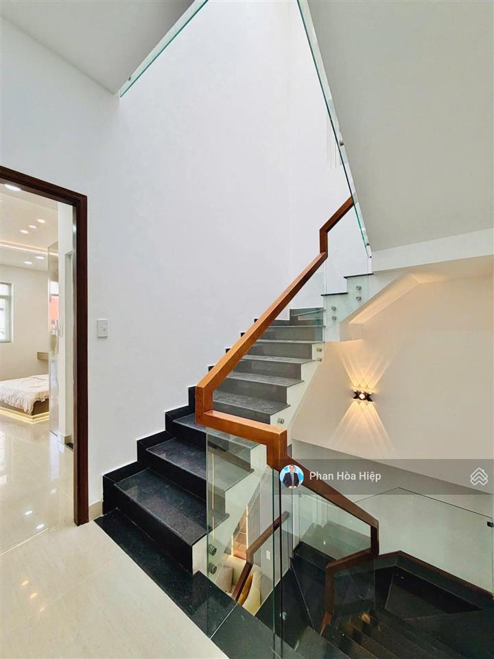 Bán nhà hẽm 5m gần siêu thị aeon bình tân, 60m2, 3 tầng btctc, 4 pn, có sân thượng, tiện kinh doanh