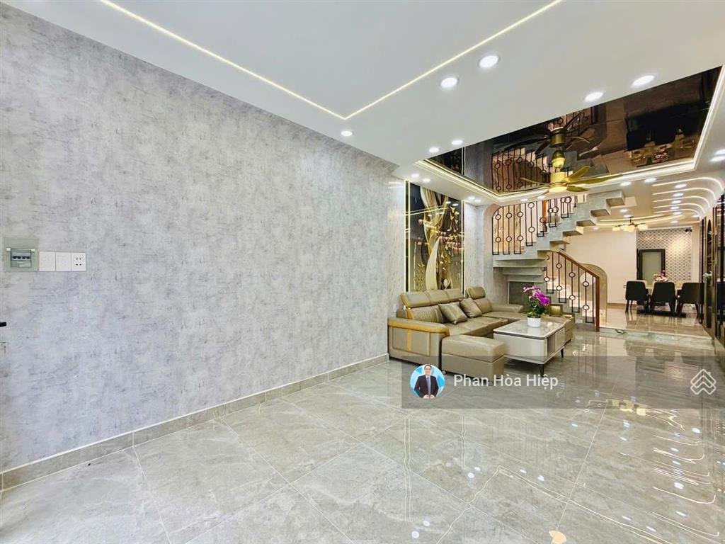 Chuyển công tác bán nhà hẽm 5m ngay gần aeon tân phú, 64m2, 4 tầng btct, 5 pn 6wc, tiện cho thuê