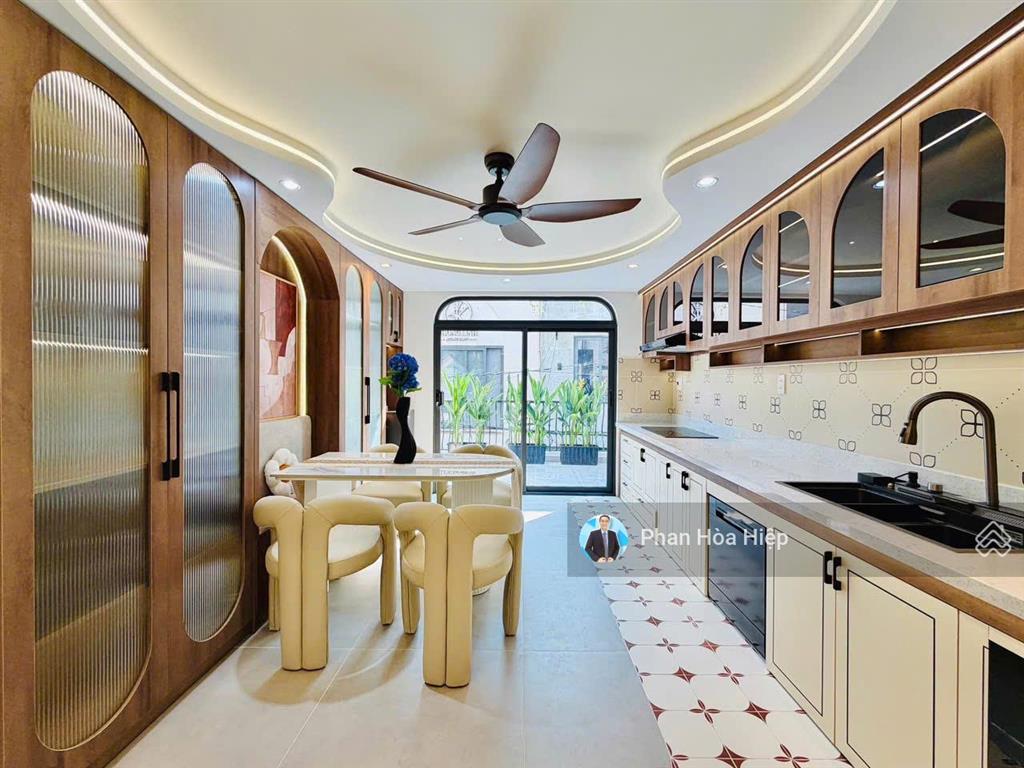 Bán gấp nhà hẻm 8m lê văn quới, 64m2, 5 tầng btct, 5pn 6wc, nội thất hiện đại, tiện mở vp cty