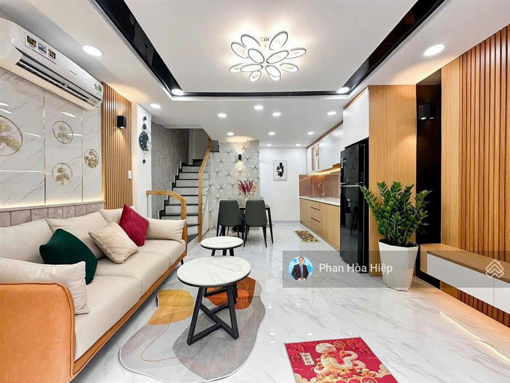 Kẹt tiền bán gấp nhà hậu giang, 4 x 11, 3 tầng đúc, 3 pn 3wc, hẻm xe hơi thông gần mặt tiền