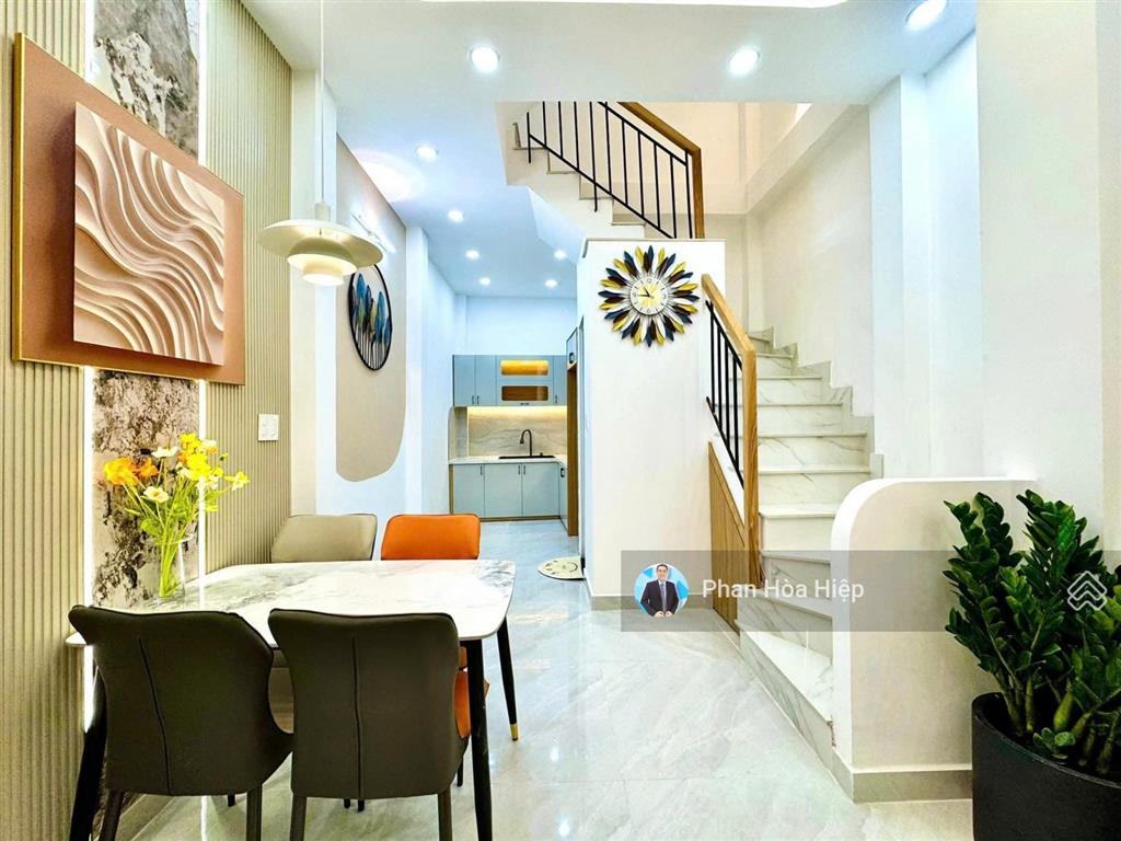 Xuất cảnh bán nhà hà tôn quyền, 39m2, 3 tầng, 4 pn, 3wc, hẻm xe hơi tới nơi, vài căn ra mặt tiền