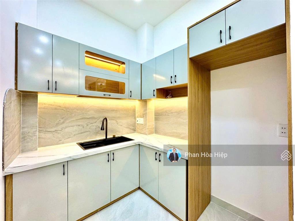 Xuất cảnh bán nhà hà tôn quyền, 39m2, 3 tầng, 4 pn, 3wc, hẻm xe hơi tới nơi, vài căn ra mặt tiền