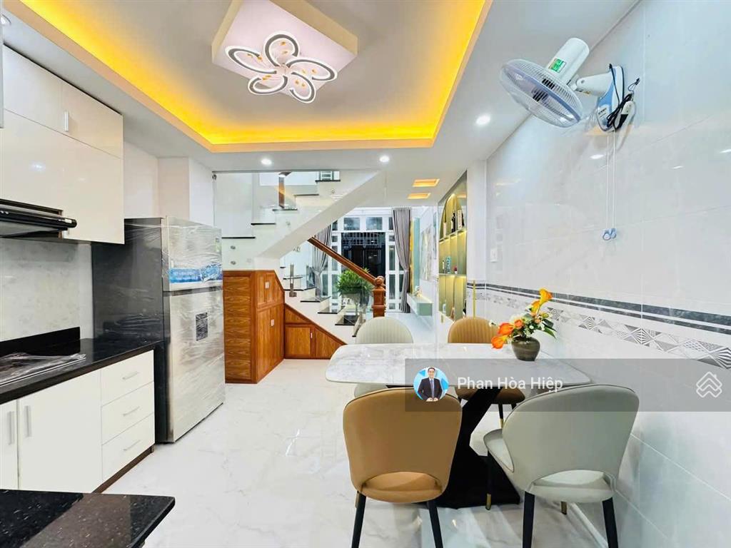 Kẹt tiền bán gấp nhà minh phụng, 44 m2, 3 tầng, 3pn 3 wc, hẻm xe hơi tới nơi, kế bên chợ cây gõ
