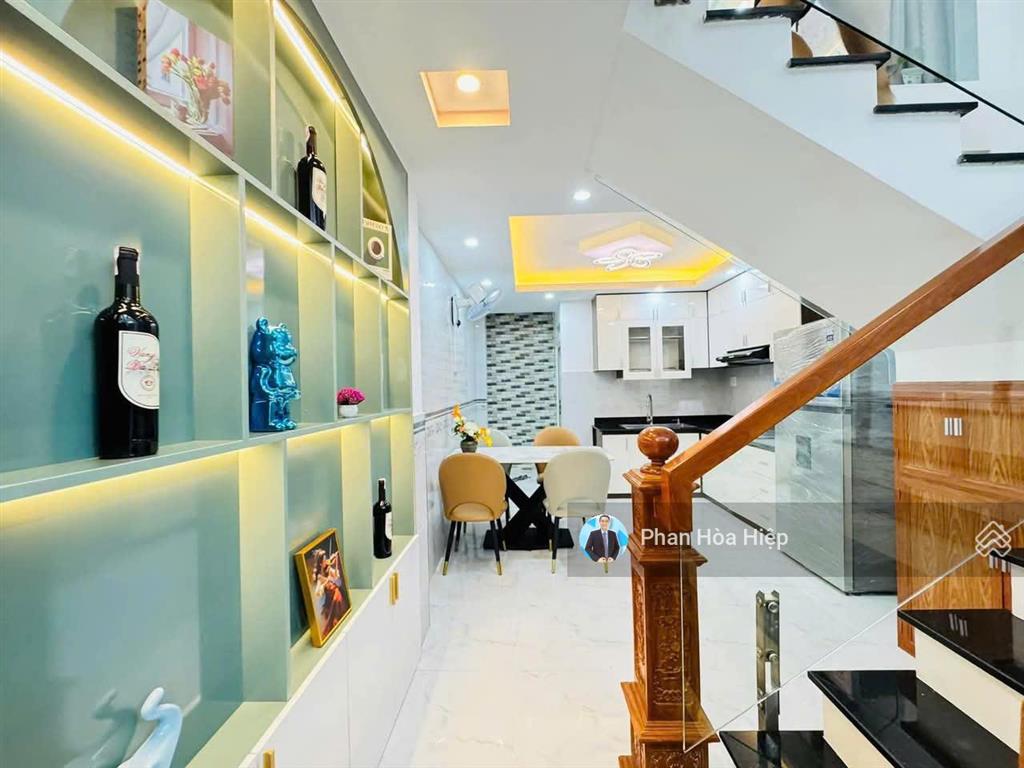 Kẹt tiền bán gấp nhà minh phụng, 44 m2, 3 tầng, 3pn 3 wc, hẻm xe hơi tới nơi, kế bên chợ cây gõ