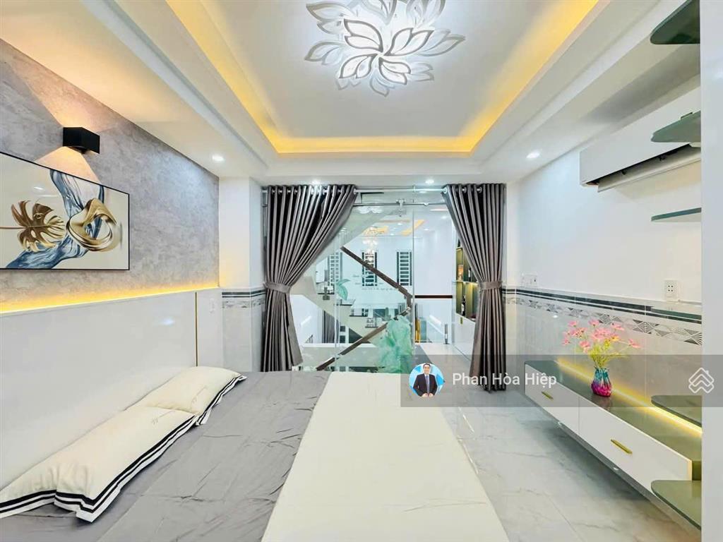 Kẹt tiền bán gấp nhà minh phụng, 44 m2, 3 tầng, 3pn 3 wc, hẻm xe hơi tới nơi, kế bên chợ cây gõ