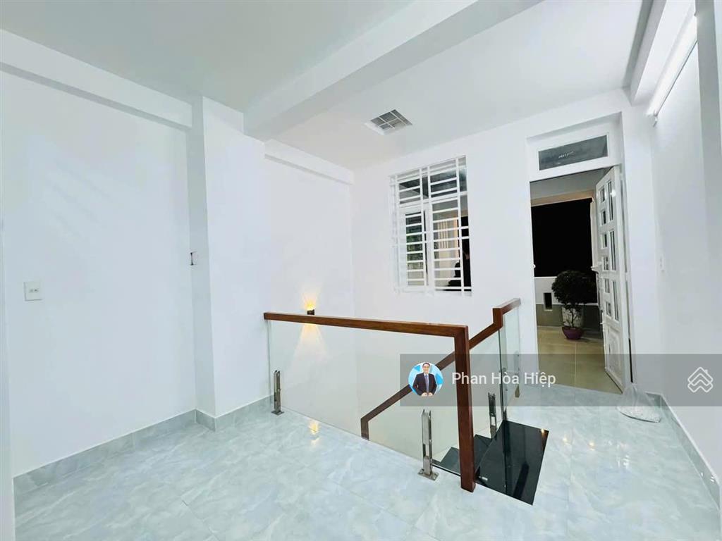 Kẹt tiền bán gấp nhà minh phụng, 44 m2, 3 tầng, 3pn 3 wc, hẻm xe hơi tới nơi, kế bên chợ cây gõ