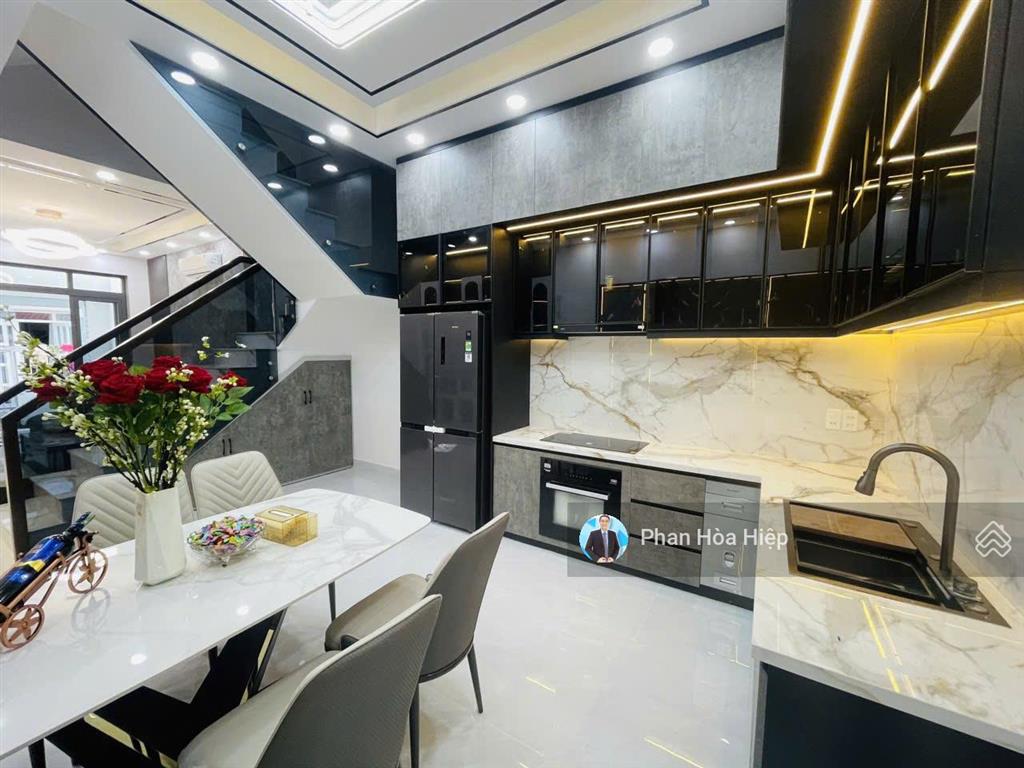 Kẹt tiền bán gấp nhà nguyễn chí thanh, 3 tầng đúc, 2 pn 3 wc, có sân thượng,hẻm rộng gần bv chợ rẫy