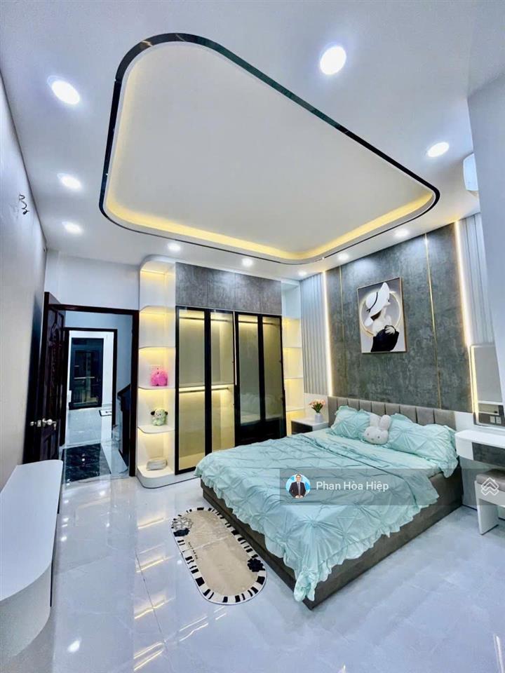 Kẹt tiền bán gấp nhà nguyễn chí thanh, 3 tầng đúc, 2 pn 3 wc, có sân thượng,hẻm rộng gần bv chợ rẫy