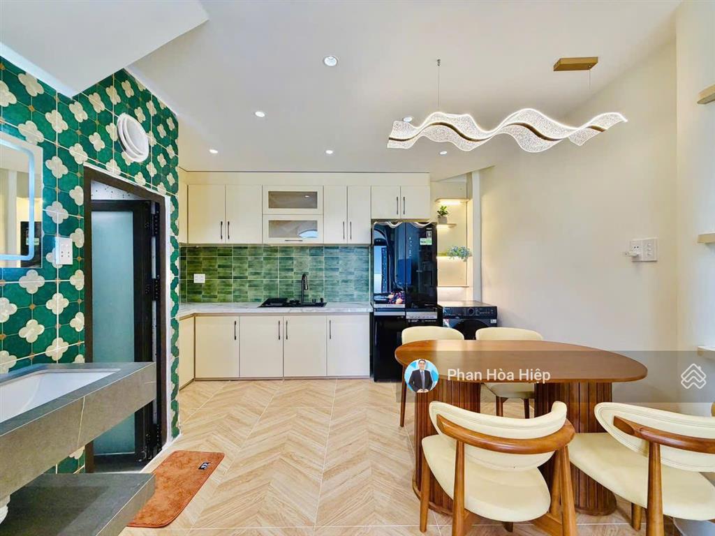 Nhà mới ngay trần chánh chiếu, 45m², 3 tầng đúc, 3pn, hẻm xe hơi tới nhà, sổ vuông vức