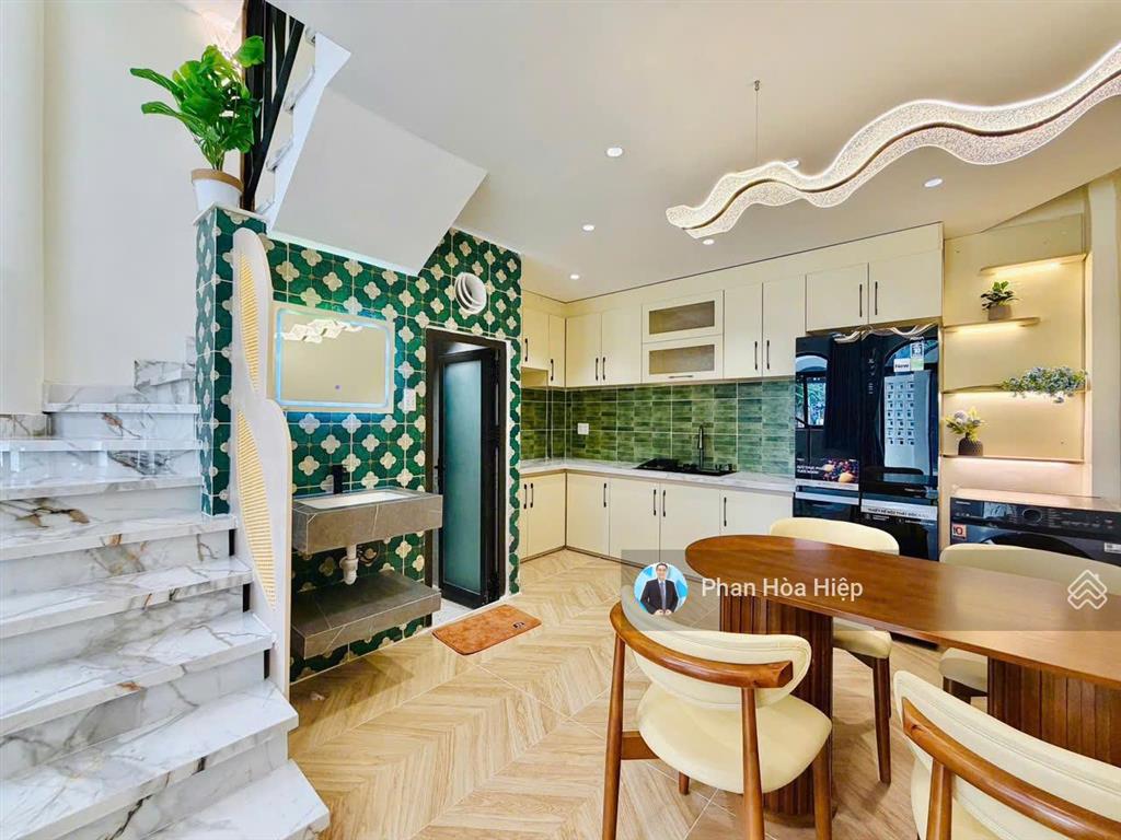 Nhà mới ngay trần chánh chiếu, 45m², 3 tầng đúc, 3pn, hẻm xe hơi tới nhà, sổ vuông vức