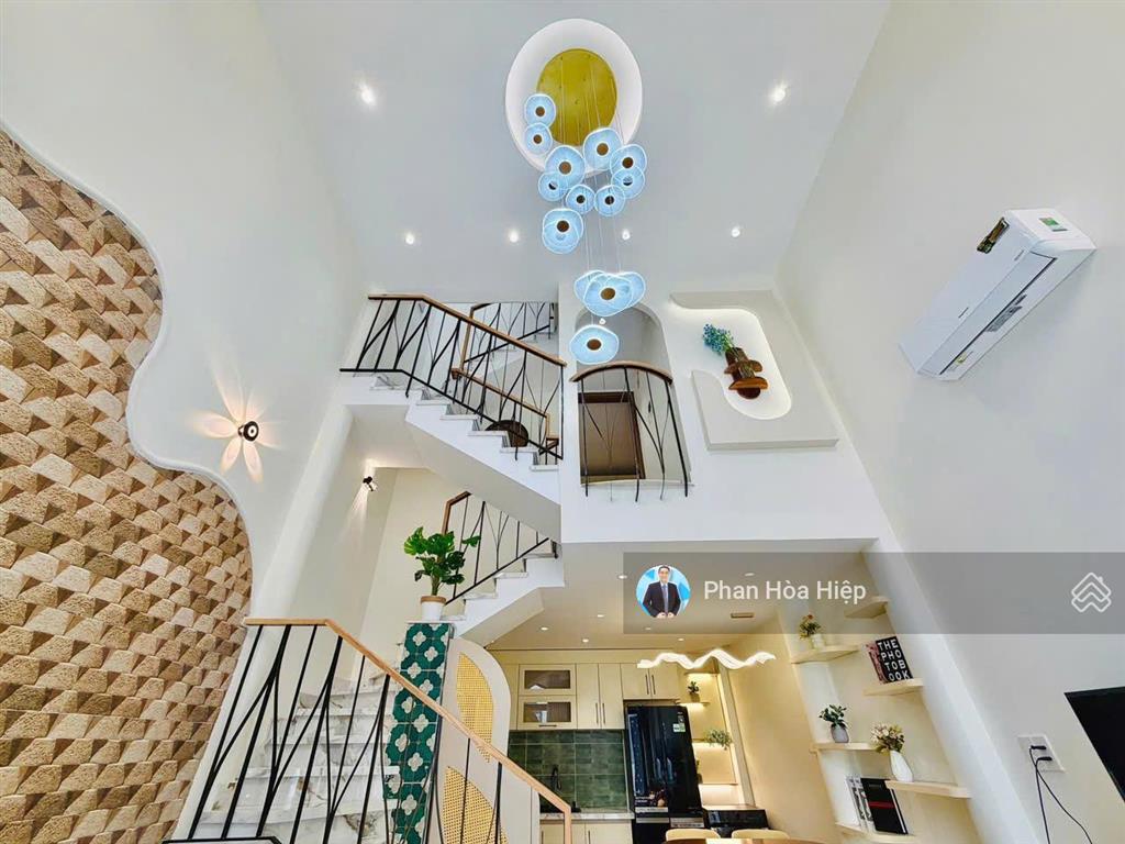 Nhà mới ngay trần chánh chiếu, 45m², 3 tầng đúc, 3pn, hẻm xe hơi tới nhà, sổ vuông vức