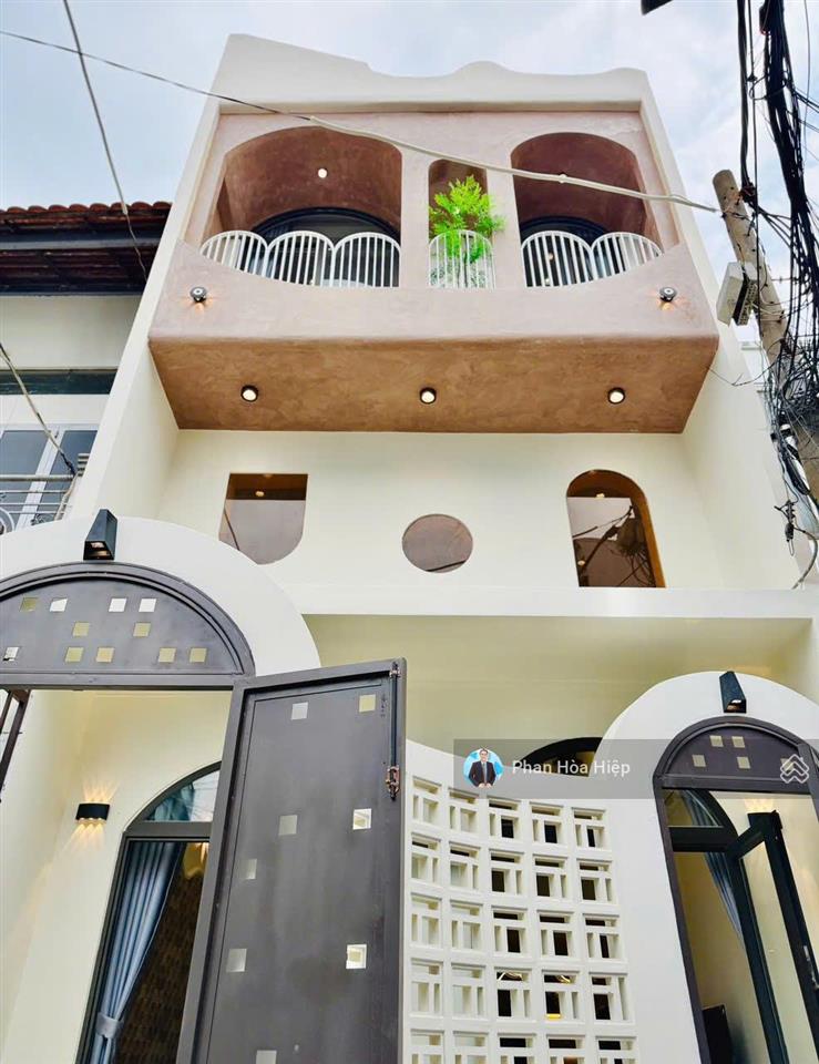 Nhà mới ngay trần chánh chiếu, 45m², 3 tầng đúc, 3pn, hẻm xe hơi tới nhà, sổ vuông vức