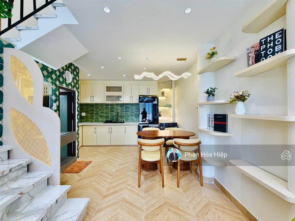 Nhà mới ngay trần chánh chiếu, 45m², 3 tầng đúc, 3pn, hẻm xe hơi tới nhà, sổ vuông vức