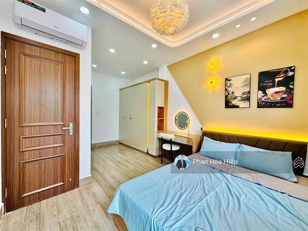 Nhà ngang 7m ngay lê quang sung, 3 tầng, 4pn có phòng trệt, hẻm xe hơi gần trường chi lăng
