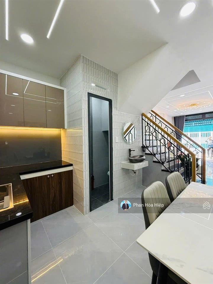 Bán gấp nhà lê văn quới, 52m2, 3 tầng, 4pn 3wc, hẻm xe tải 7m thông,,tiện về ngã 4 bốn xã