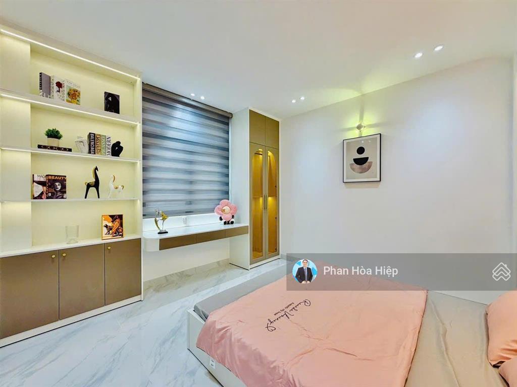 Bán nhà gần aeon đường bình trị đông, 62m2, 3 tầng btct, 4pn, nội thất cao cấp, hẻm 6m gần chợ.