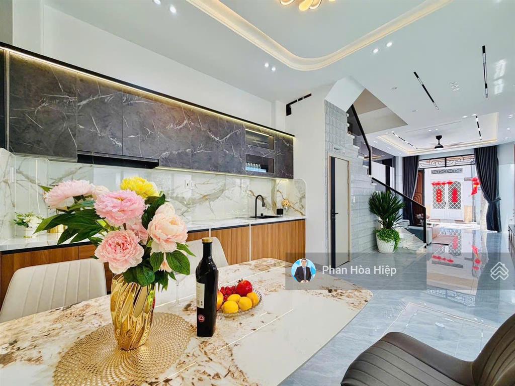 Bán nhà gần aeon đường bình trị đông, 62m2, 3 tầng btct, 4pn, nội thất cao cấp, hẻm 6m gần chợ.