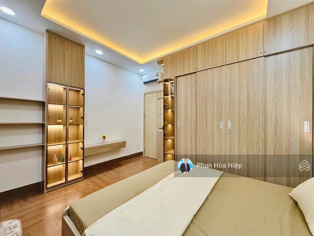 Bán gấp nhà mới ngay trần hưng đạo, 44m2, 3 tầng đúc, 4pn tặng nội thất, hẻm rộng 5m gần cầu chà và
