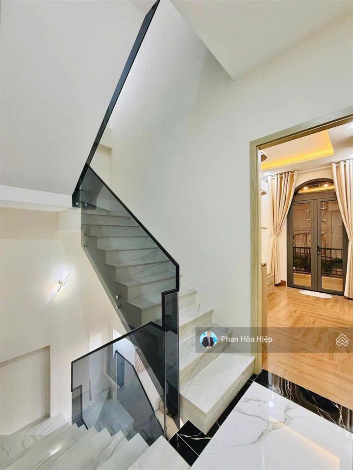 Bán gấp nhà mới ngay trần hưng đạo, 44m2, 3 tầng đúc, 4pn tặng nội thất, hẻm rộng 5m gần cầu chà và