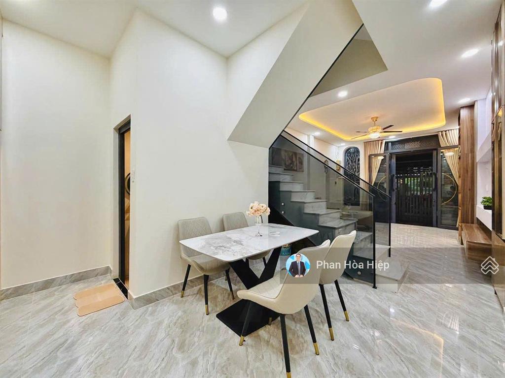 Bán gấp nhà mới ngay trần hưng đạo, 44m2, 3 tầng đúc, 4pn tặng nội thất, hẻm rộng 5m gần cầu chà và
