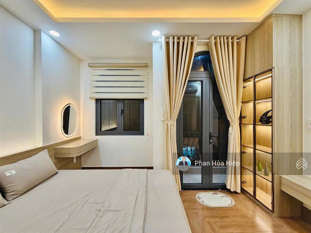 Bán gấp nhà mới ngay trần hưng đạo, 44m2, 3 tầng đúc, 4pn tặng nội thất, hẻm rộng 5m gần cầu chà và