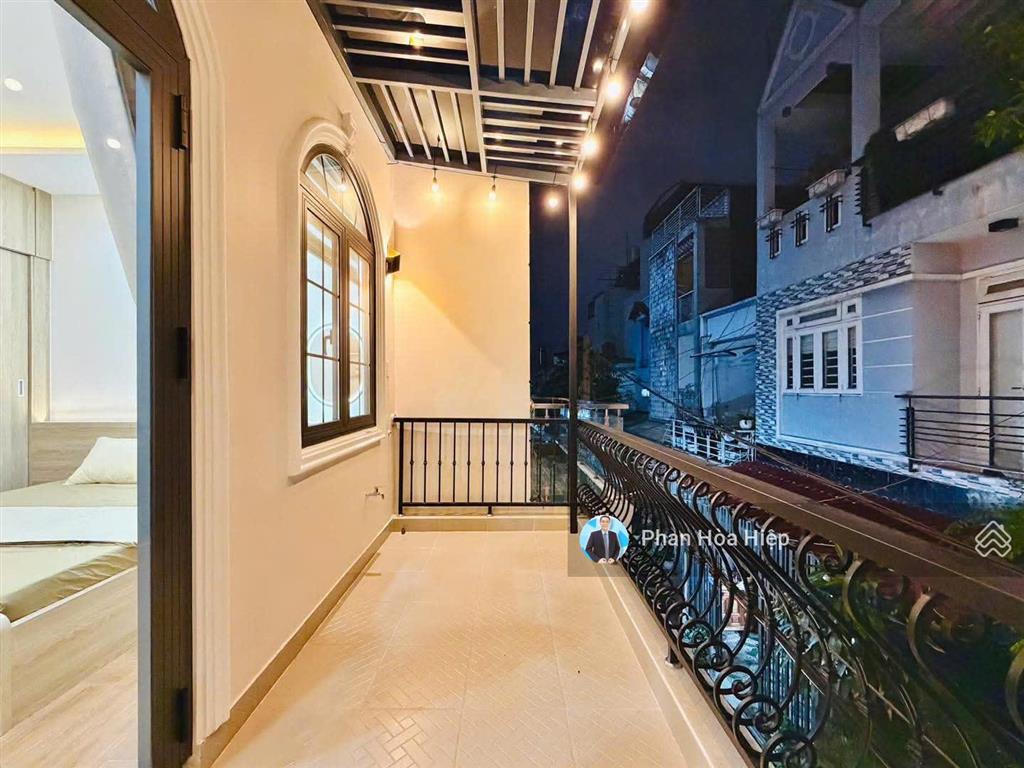 Bán gấp nhà mới ngay trần hưng đạo, 44m2, 3 tầng đúc, 4pn tặng nội thất, hẻm rộng 5m gần cầu chà và