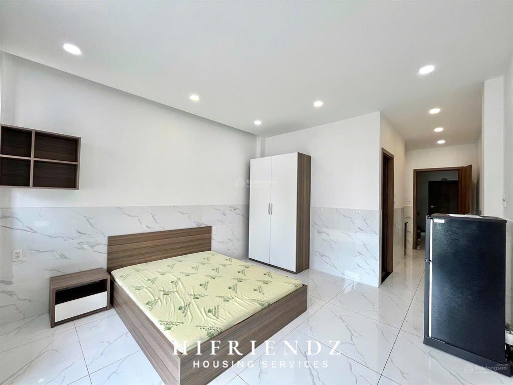 Cho thuê căn hộ 1pn ban công 50m2 ngay trần hưng đạo, giáp quận 1. hỗ trợ giữ phòng đến t9/2026