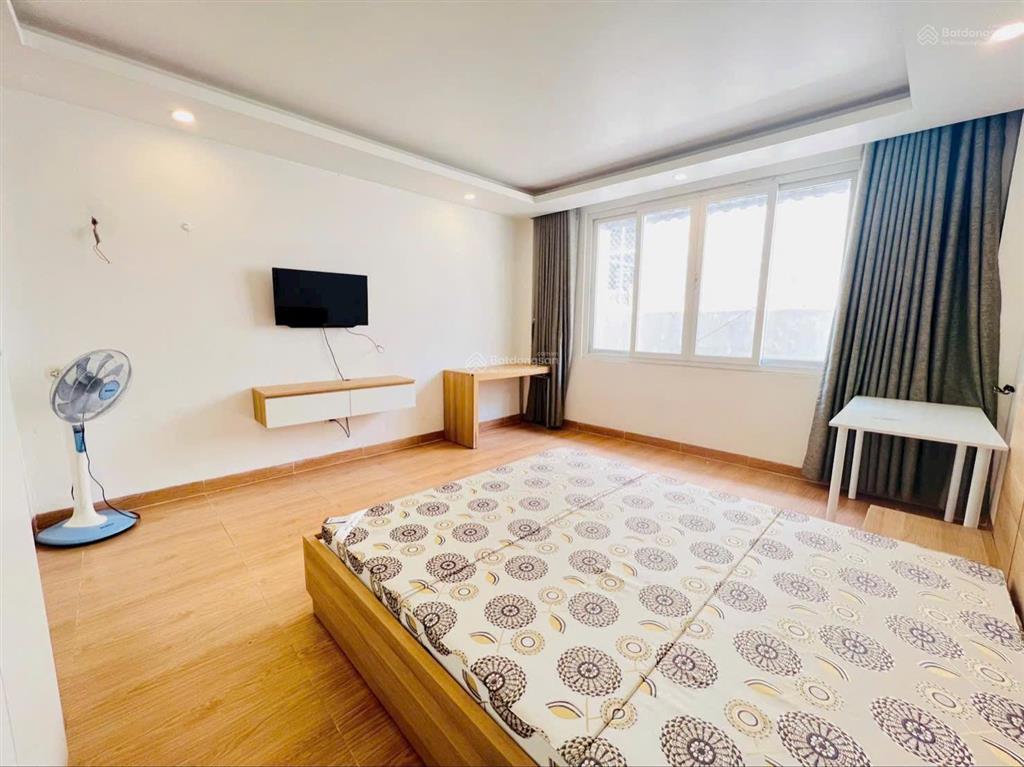 Cho thuê căn hộ studio tách bếp cửa sổ lớn đón nắng thang máy ngay trần hưng đạoq1.  0929 292 ***