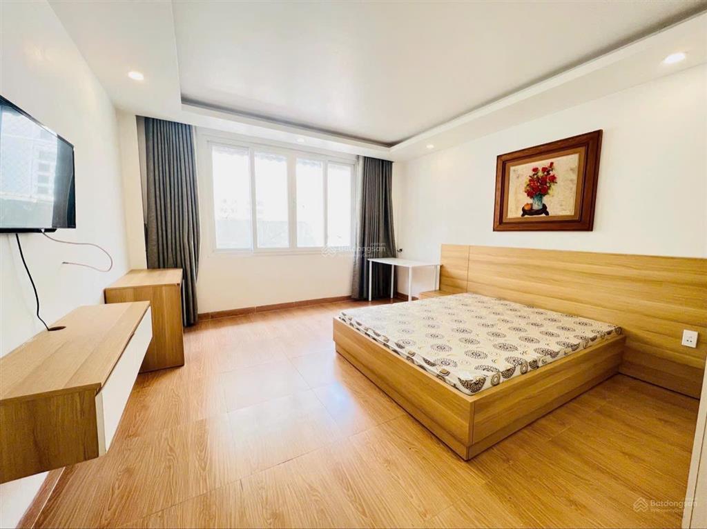 Cho thuê căn hộ studio tách bếp cửa sổ lớn đón nắng thang máy ngay trần hưng đạoq1.  0929 292 ***