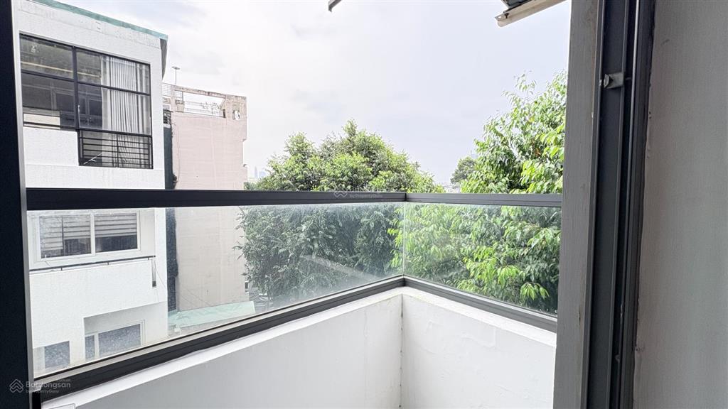 Cho thuê căn hộ 1pn balcony mặt tiền bờ kè trường sa cực chill. thang máy hầm xe chỉ 10 tr/tháng
