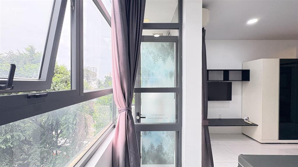 Cho thuê căn hộ 1pn balcony mặt tiền bờ kè trường sa cực chill. thang máy hầm xe chỉ 10 tr/tháng