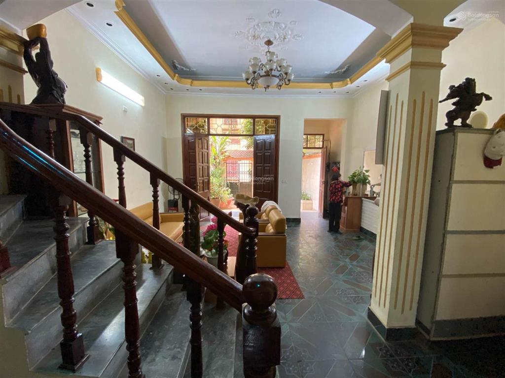 Bán nhà cầu giấy  hoàng quốc việt nhà dân xây có sân vườn diện tích rộng