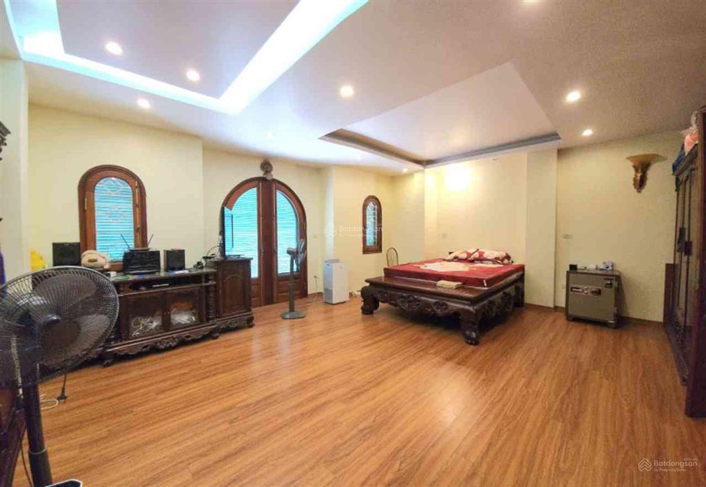 Bán nhà mặt phố ba đình kinh doanh  mặt tiền rộng  vỉ hè siêu to.