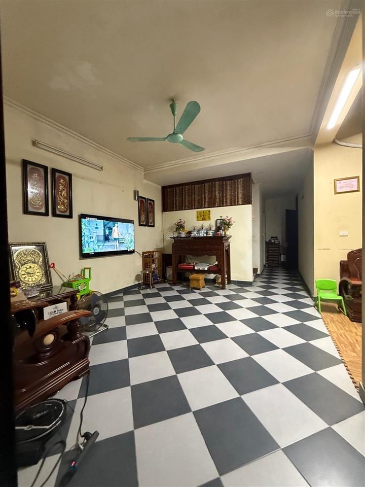 Trung tâm cầu giấy  lô góc  ngõ thông  ô tô đỗ cửa  thích hợp phân lô  xây biệt thự sân vườn.
