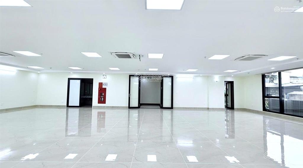 Bán nhà mặt phố chùa láng  diện tích 115m  mặt tiền 6.5m  dòng tiền cho thuê 250tr/tháng.