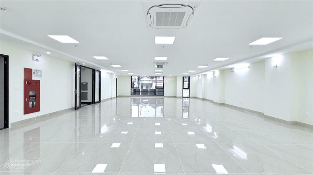 Bán nhà mặt phố chùa láng  diện tích 115m  mặt tiền 6.5m  dòng tiền cho thuê 250tr/tháng.