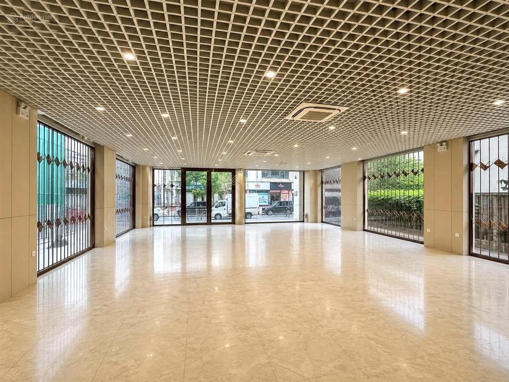 Cho thuê tòa nhà mặt phố vũ tông phan. dt 200m2 x 8 tầng. mặt tiền 10m. lô góc 3 mặt thoáng
