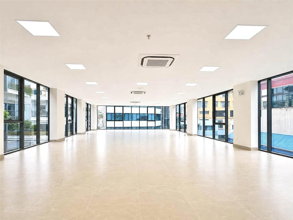 Cho thuê tòa nhà mặt phố vũ tông phan. dt 200m2 x 8 tầng. mặt tiền 10m. lô góc 3 mặt thoáng