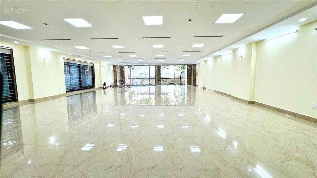 Cho thuê tòa nhà văn phòng mặt phố lạc long quân  tây hồ. diện tích 300m² x 9 tầng. mặt tiền 12m.