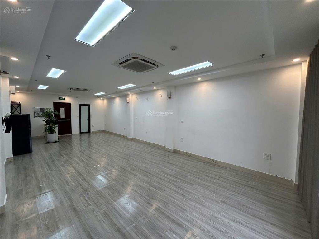 Chính chủ cho thuê văn phòng 60m2 mặt đường nguyễn khang view đẹp, giá 10.5 tr/th