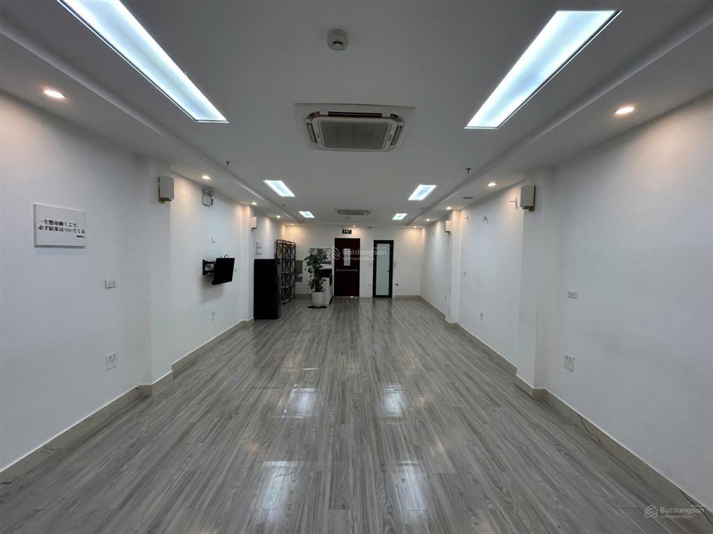 Chính chủ cho thuê văn phòng 60m2 mặt đường nguyễn khang view đẹp, giá 10.5 tr/th