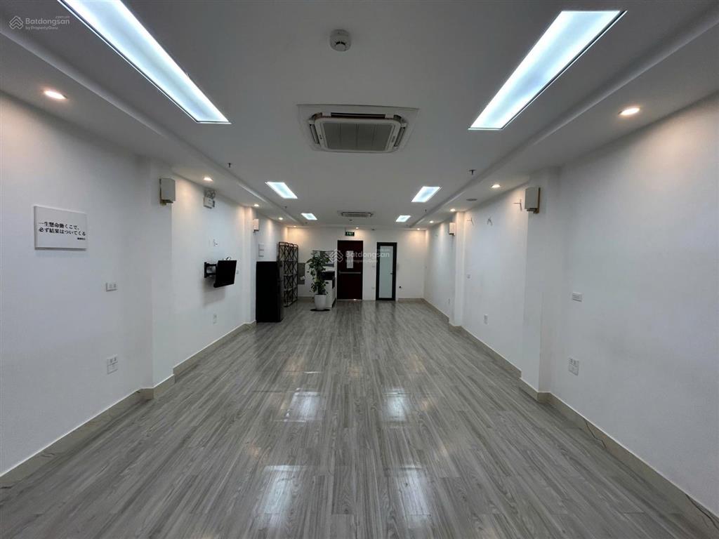 Chính chủ cho thuê văn phòng 60m2 mặt đường nguyễn khang view đẹp, giá 10 tr/th