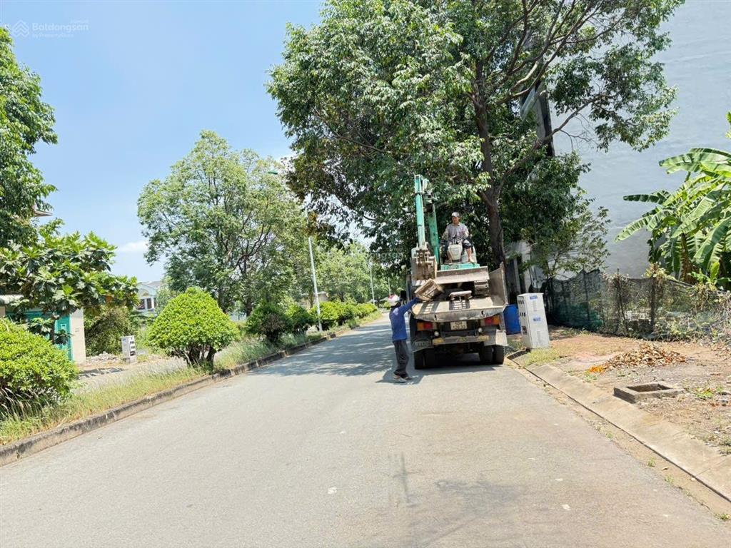 Bán lô đất 120m2 (6x20) thổ cư full, mt đường nhựa 25m, ngay sông, giáp ranh sg, kinh doanh được