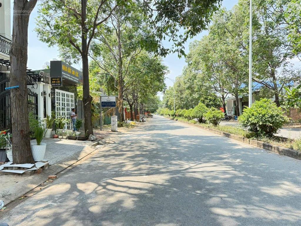 Bán lô đất 120m2 (6x20) thổ cư full, mt đường nhựa 25m, ngay sông, giáp ranh sg, kinh doanh được