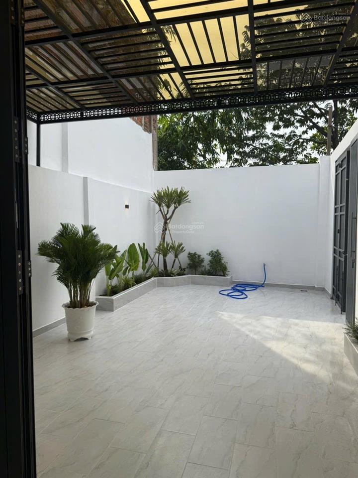Bán nhà 103m2 (4,5x23) có sân vườn rất đẹp, full nội thất, gần sông mát mẻ giá tốt khu vực