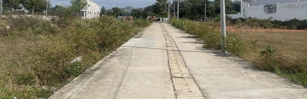 Đất tt long hải 2 tỷ 1 cách biển long hải 2km, 106.5m2  5,4 x 20m full thổ cư