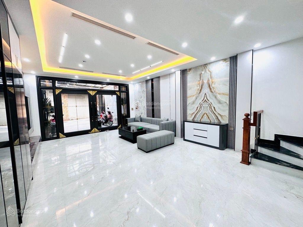 Giảm chào 1 tỷ, bán trước tết nhà mới, phố ngọc lâm ga ra ô tô thang máy full nội thất. 80m2, mt 5m