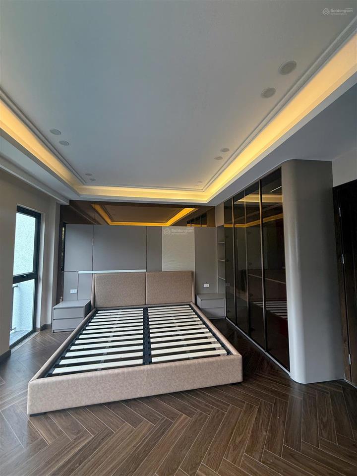 Bán nhà phố gia thượng, bồ đề,xây mới 8 tầng thang máy,lô góc nở hậu.ga ra 2 ô tô,giá tốt đầu tư.