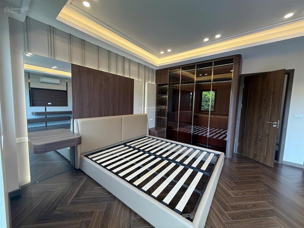 Bán nhà phố gia thượng, bồ đề,xây mới 8 tầng thang máy,lô góc nở hậu.ga ra 2 ô tô,giá tốt đầu tư.