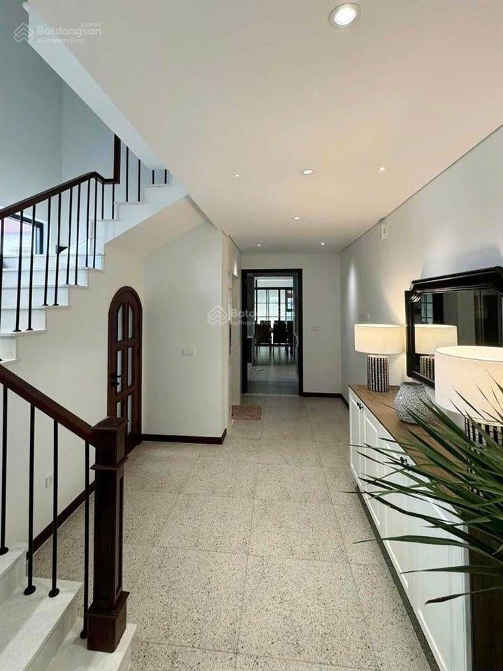Tuyệt phẩm kiến trúc dân xây.mặt phố hồng tiến.103m2,5 tầng thang máy.lô góc 3 mặt thoáng.chỉ 33 tỷ